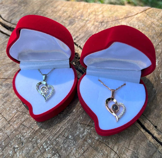 Collar “Te Amo” en 100 Idiomas + Caja de Corazón